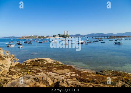 Galizia, Spagna - 27 luglio 2022: Barche da pesca ormeggiate nel porto di Vigo, Galizia, Spagna. Foto Stock