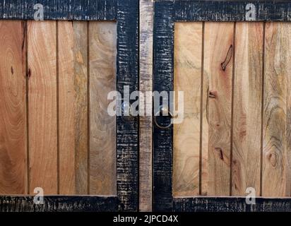 Maniglie in bronzo per cassetti in legno vecchio stile, parte di un vecchio mondo Foto Stock