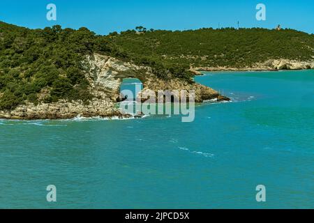 Arco naturale in uno dei promontori del Gargano. L'Arco di San Felice è una delle attrazioni turistiche della Puglia. Vieste, provincia di Foggia, Puglia Foto Stock