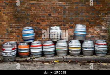 Billingshurst, West Sussex, Regno Unito, 17 ago, 2022. I barili di birra vuoti sono impilati contro un muro dietro il pub Kings Head Inn a Billingshurst, West Sussex, Regno Unito. Il tasso d’inflazione del Regno Unito ha raggiunto il 10,1%, il suo livello più alto dal febbraio 1982, mentre l’Ufficio per le statistiche nazionali sostiene che gli aumenti dei prezzi sono stati determinati in particolare dai prezzi dei prodotti alimentari e delle bevande. Foto Stock