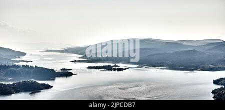 Una vista molto vistosa che guarda a sud est verso Bute e Colintraive dal punto di vista di Creagan Dubh sulla A8003. Attraverso Loch Ruel e Kyles di Bute Foto Stock