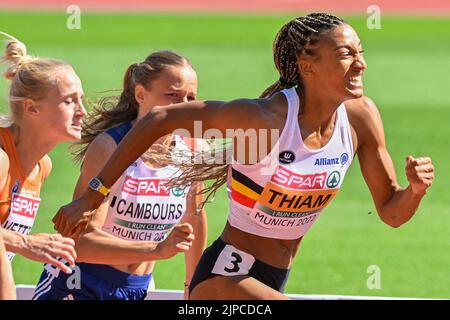 Monaco, Germania. 17th ago, 2022. L'olandese Anouk Vetter, il francese Leonie Cambours e il belga Nafissatou Nafi Thiam hanno ritratto in azione durante la gara a 100m ostacoli del concorso di eptathlon femminile ai Campionati europei di atletica, a Monaco di Baviera 2022, Germania, mercoledì 17 agosto 2022. La seconda edizione dei Campionati europei si svolge dal 11 al 22 agosto e prevede nove sport. FOTO DI BELGA ERIC LALMAND Credit: Belga News Agency/Alamy Live News Foto Stock