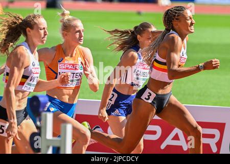 Monaco, Germania. 17th ago, 2022. Il belga Noor Vidts, l'olandese Anouk Vetter e il belga Nafissatou Nafi Thiam hanno ritratto in azione durante la 100m gara di heptathlon femminile ai Campionati europei di atletica, a Monaco di Baviera 2022, Germania, mercoledì 17 agosto 2022. La seconda edizione dei Campionati europei si svolge dal 11 al 22 agosto e prevede nove sport. FOTO DI BELGA ERIC LALMAND Credit: Belga News Agency/Alamy Live News Foto Stock