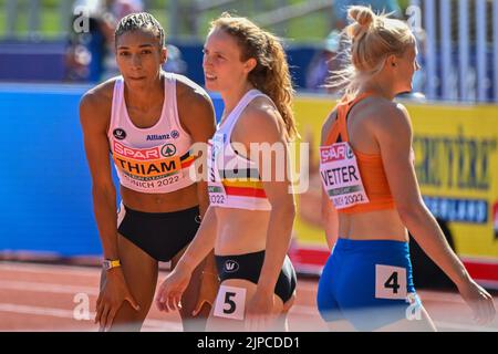 Monaco, Germania. 17th ago, 2022. Il belga Nafissatou Nafi Thiam e il belga Noor Vidts hanno mostrato la foto dopo la gara di heptathlon femminile del 100m ai Campionati europei di atletica, a Monaco di Baviera 2022, Germania, mercoledì 17 agosto 2022. La seconda edizione dei Campionati europei si svolge dal 11 al 22 agosto e prevede nove sport. FOTO DI BELGA ERIC LALMAND Credit: Belga News Agency/Alamy Live News Foto Stock