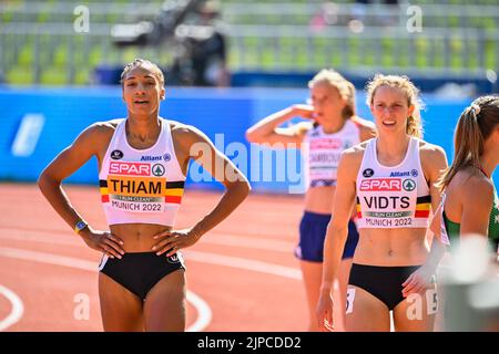 Monaco, Germania. 17th ago, 2022. Il belga Nafissatou Nafi Thiam e il belga Noor Vidts hanno mostrato la foto dopo la gara di heptathlon femminile del 100m ai Campionati europei di atletica, a Monaco di Baviera 2022, Germania, mercoledì 17 agosto 2022. La seconda edizione dei Campionati europei si svolge dal 11 al 22 agosto e prevede nove sport. FOTO DI BELGA ERIC LALMAND Credit: Belga News Agency/Alamy Live News Foto Stock