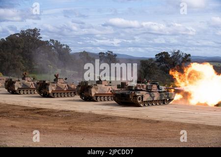 Puckapunyal, Australia, 17 agosto 2022. Un carro armato Abraams e un personale blindato trasportano il fuoco durante una dimostrazione della potenza di fuoco dell'esercito per gli ospiti e le famiglie una gamma Puckapunyal a Victoria. Credit: Michael Currie/Speed Media/Alamy Live News Foto Stock