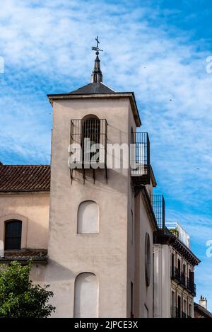 Torre della Chiesa di San Ildefonso nel quartiere Malasana di Madrid. Malasana è uno dei quartieri più alla moda di Madrid, Foto Stock