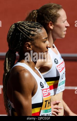 Monaco, Germania. 17th ago, 2022. Il belga Nafissatou Nafi Thiam e il belga Noor Vidts hanno mostrato la foto dopo la gara di heptathlon femminile del 100m ai Campionati europei di atletica, a Monaco di Baviera 2022, Germania, mercoledì 17 agosto 2022. La seconda edizione dei Campionati europei si svolge dal 11 al 22 agosto e prevede nove sport. BELGA PHOTO BENOIT DOPPAGNE Credit: Belga News Agency/Alamy Live News Foto Stock