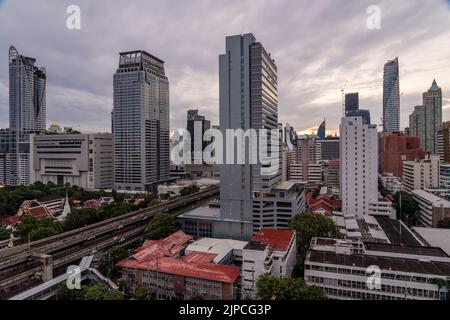 Bangkok, Thailandia - 12 agosto 2022 - Vista aerea del paesaggio urbano di Bangkok al mattino prima dell'alba che mostra gli alti e la corsa degli skytrain BTS e c Foto Stock