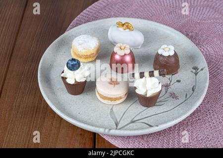 Dolci sofisticati per matrimoni brasiliani. Macaron, tartufi e piccole tazze di cioccolato. Foto Stock