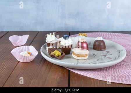 Dolci sofisticati per matrimoni brasiliani. Tartufi, piccole tazze di cioccolato e macaron vista laterale. Foto Stock