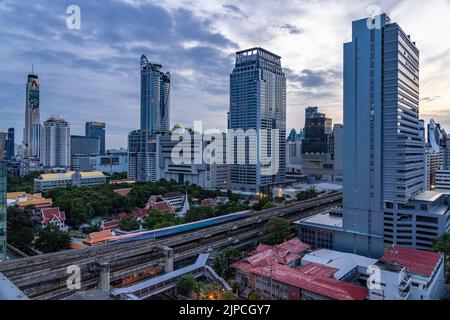 Bangkok, Thailandia - 11 agosto 2022 - Vista aerea del paesaggio urbano di Bangkok al mattino prima dell'alba che mostra gli alti e la corsa degli skytrain BTS e c Foto Stock