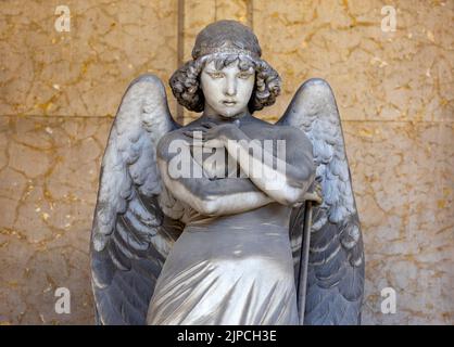 Tomba della famiglia Oneto. Ritratto di angelo amorevole su marmo, cimitero monumentale di Genova, Italia, uno dei più importanti cimiteri monumentali di Europ Foto Stock