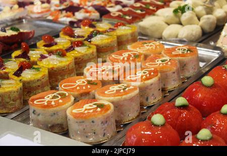 Delizioso lusso esclusivo cibo francese come un antycasti in una fila su una vetrina Foto Stock