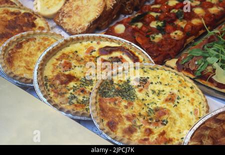 Quiche lorraine francese su una vetrina in una riga Foto Stock