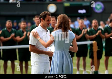 Foto del file datata 14/7/2019 di Roger Federer viene presentato il trofeo dei secondi classificati della Duchessa di Cambridge dopo la sconfitta di Novak Djokovic nella finale dei singoli Mens il giorno tredici dei Campionati di Wimbledon all'All England Lawn Tennis and Croquet Club, Wimbledon. La Duchessa ha collaborato con Federer per annunciare una collaborazione benefica per raccogliere fondi per i bambini svantaggiati e vulnerabili. La Laver Cup Open Practice Day si terrà giovedì 22 settembre alle O2 di Londra. Data di emissione: Mercoledì 17 agosto 2022. Foto Stock