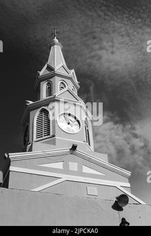 Una scala di grigi verticale della torre dell'orologio di Cartagena, Colombia Foto Stock