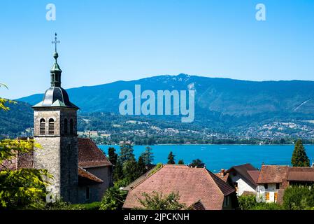 Lago di Annecy e città nel dipartimento dell'alta Savoia (Alpi francesi) Foto Stock