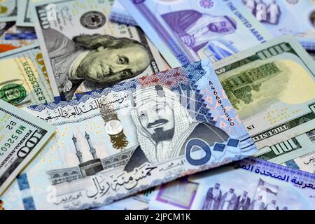 Mucchio di banconote in dollari americani banconote in denaro con Arabia Saudita riyals banconote in denaro e New Emirates Polymer dirhams, American, Emira Foto Stock