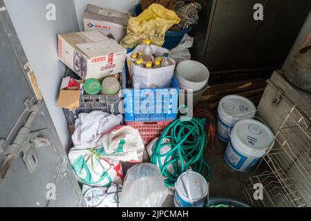 Gennaio 14th 2022. Dehradun India. Un disordinato in su pieno del garage della roba in una famiglia indiana. Foto Stock