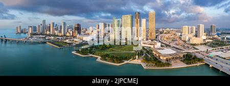 Vista aerea panoramica, skyline del centro di Miami all'alba, Miami, Florida, Stati Uniti Foto Stock