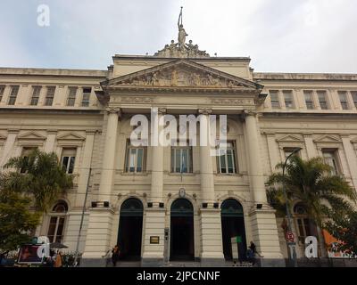 Facciata della Facoltà di Economia, Università di Buenos Aires UBA, Argentina. Edificio pubblico in stile architettonico eclettico risalente al 1908. Foto Stock