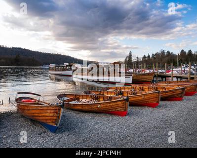 Barche a remi sulla riva del lago Windermere. Bowness-on-Windermere, Cumbria, Inghilterra, Regno Unito. Foto Stock