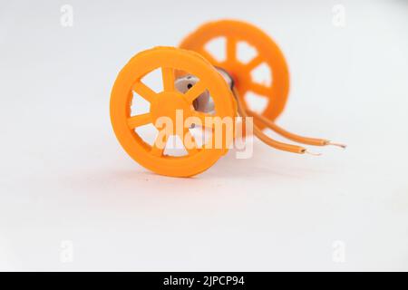 3D ruote stampate sono collegate all'albero del motore DC da un micro servomotore per alcuni progetti robotici Foto Stock