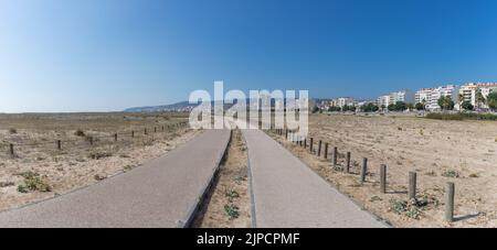 Figueira da Foz Portogallo 08 07 2021: Splendida vista panoramica di Figueira da Foz, spiaggia Claridade con passaggi pedonali e principale viale del Brasile, lungo Foto Stock