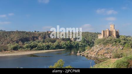 Santarém Portogallo - 08 09 2022: Vista panoramica al Castello di Almourol è un castello medievale in cima all'isolotto di Almourol nel mezzo del Tago Ri Foto Stock