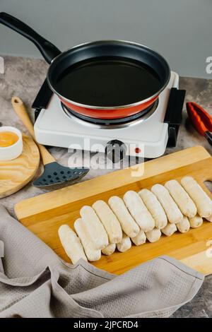 Crudo tequeños pronto per cucinare, tipico snack venezuelano alle feste Foto Stock