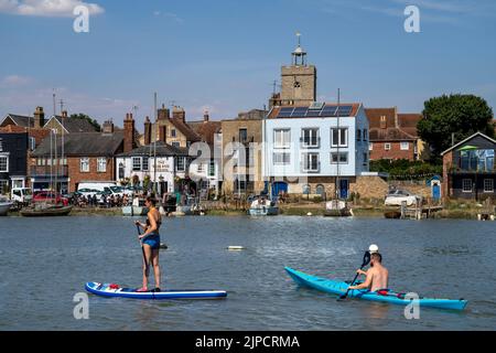 WIVENHOE IN ESSEX, NELLA FOTO DALLA RIVA OPPOSTA (ROWHEDGE). IL PUB ROSE AND CROWN È VISIBILE Foto Stock