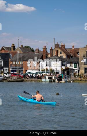 WIVENHOE IN ESSEX, NELLA FOTO DALLA RIVA OPPOSTA (ROWHEDGE). IL PUB ROSE AND CROWN È VISIBILE Foto Stock