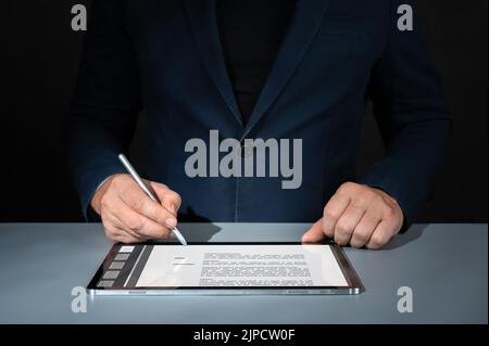 uomo d'affari usa la firma elettronica del segno della penna sul tablet digitale, concetto di ufficio senza carta dei dati. Uomo d'affari che utilizza penna stilo firma e documento su dig Foto Stock