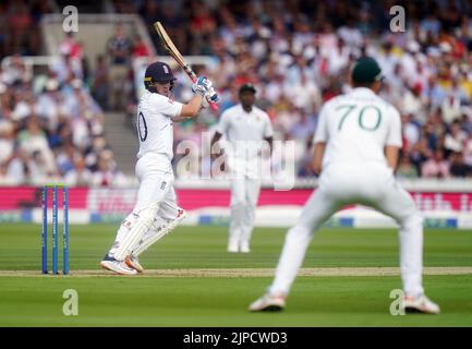 Il Papa Ollie inglese ha piombato durante il primo giorno della prima partita di LV= Insurance Test a Lord's, Londra. Data immagine: Mercoledì 17 agosto 2022. Foto Stock
