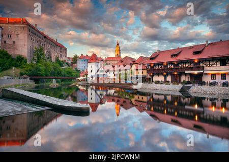 Cesky Krumlov. Immagine del paesaggio urbano del centro di Cesky Krumlov, Repubblica Ceca con riflesso della città nel fiume Moldava al tramonto estivo. Foto Stock