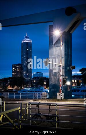 Vista di Rotterdam dopo il tramonto nei Paesi Bassi Foto Stock