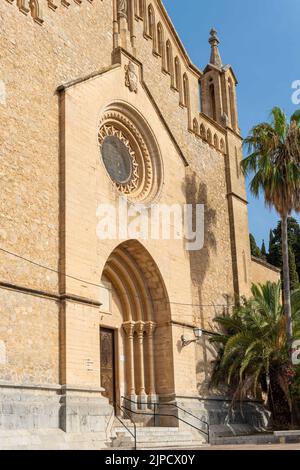 Facciata principale della chiesa parrocchiale della città maiorchina di Arta, all'alba di un giorno d'estate Foto Stock