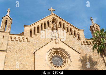 Facciata principale della chiesa parrocchiale della città maiorchina di Arta, all'alba di un giorno d'estate Foto Stock