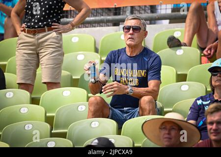 Monaco, Germania. 17th ago, 2022. MONACO di BAVIERA 2022-08-17Swedish leggenda dell'icehockey Börje Salming sugli stand mentre sua figlia Bianca Salming compete nell'alto salto nell'eptathlon femminile durante le competizioni di mercoledì ai Campionati europei di atletica a Monaco di Baviera, in Germania. Foto: Jessica Gow/TT/code 10070 Credit: TT News Agency/Alamy Live News Foto Stock