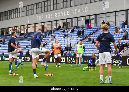 Visione generale dei giocatori che si scaldano durante la partita della Vanarama National League tra Oldham Athletic e Wealdstone al Boundary Park, Oldham, mercoledì 17th agosto 2022. (Credit: Eddie Garvey | MI News) Credit: MI News & Sport /Alamy Live News Foto Stock