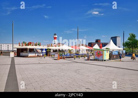 Ludwigshafen am Rhein, Germania - Agosto 2022: Stand alimentari che vendono cibo di strada sul lungofiume del Reno Foto Stock