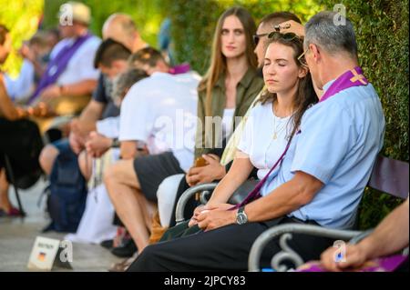 Un sacerdote che prega su una giovane ragazza durante una confessione durante il Mladifest 2021, la festa della gioventù a Medjugorje. Foto Stock