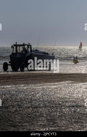 Plage de Ault Carnevale, bateaux, tracteurs remorques, voiliers Foto Stock