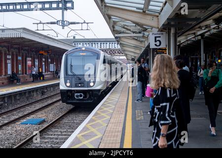 Slough, Berkshire, Regno Unito. 17th agosto, 2022. I pendolari salite a bordo di un treno della Elizabeth Line alla stazione ferroviaria di Slough per London Paddington. I macchinisti saranno nuovamente in sciopero domani in una disputa sulla retribuzione e sulla prevista chiusura delle biglietterie. Credit: Maureen McLean/Alamy Live News Foto Stock