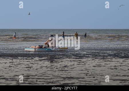 Plage de Ault Carnevale, bateaux, tracteurs remorques, voiliers Foto Stock