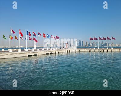 DOHA, QATAR - 26 NOVEMBRE 2021: Bandiere dei paesi qualificati per la Coppa del mondo FIFA Qatar 2022 alla Corniche Doha. Foto Stock