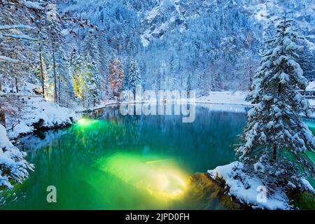 Lago Blausee nelle Highlands Bernesi durante l'inverno, Svizzera Foto Stock