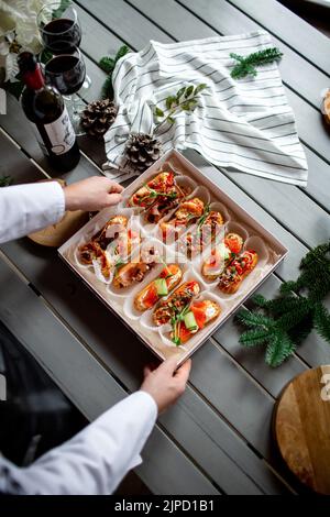 Eclairs con salmone, verdure fresche ed erbe aromatiche, spuntini gourmet. Foto Stock