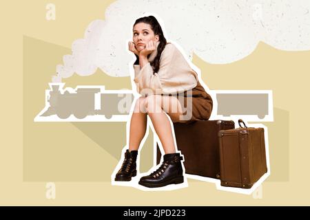 Poster collage di donna infelice sedersi su borse retrò perdere la sua pioggia partenza viaggio isolato su sfondo di colore beige Foto Stock